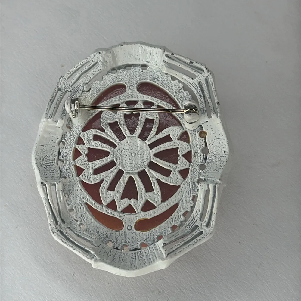 Elegant Cameo Brooch White Resin‎ Pin Vintage Vibes Jewelry Accessory VTG